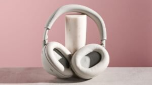 A detailed diagram showing the process of active noise cancellation, from external noise being captured by a microphone to the anti-noise wave being generated by the headphone's processor.