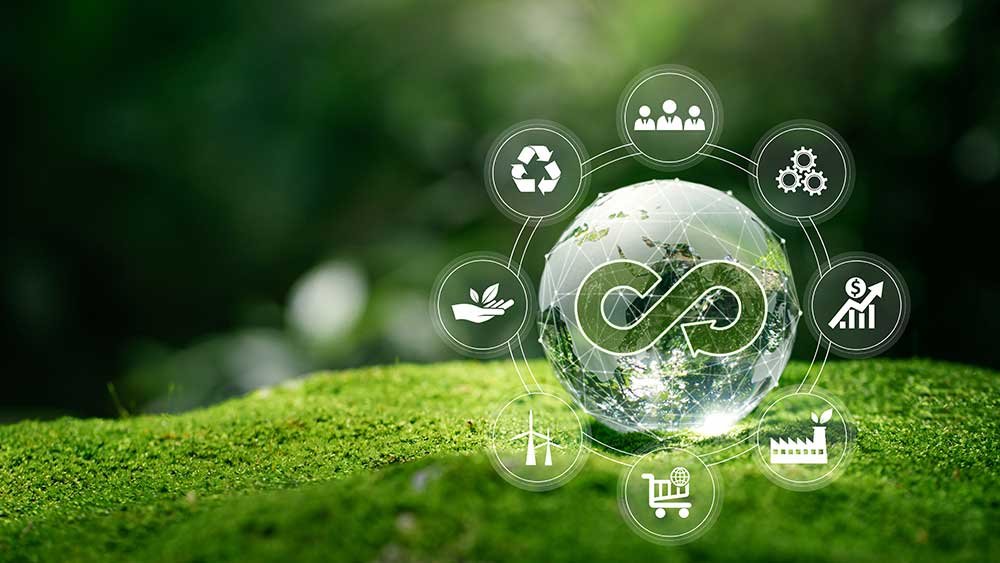 Side-by-side diagrams: linear economy shows straight arrow from extraction to landfill; circular economy shows continuous loops for maintenance, reuse, refurbishment, and recycling.